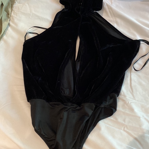 Velvety sleeveless body suit w/front and back cutout - Picture 5 of 5